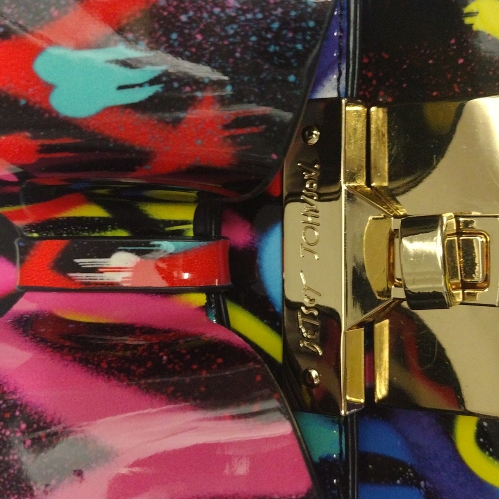 Betsey Johnson Graffiti Hearts Small Bow Flap Crossbody Purse - Picture 3 of 16